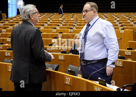 Jean-Claude Juncker, der Präsident der Europäischen Kommission (L) spricht mit dem Mitglied des Europäischen Parlaments (MdEP) Jacek Saryusz-Wolski zu Beginn eine Plenarsitzung in Brüssel am 25.03.2015 Präsident des Europäischen Rates, Donald Tusk und Präsident der Europäischen Kommission Jean-Claude Juncker dem Parlament mit den Schlussfolgerungen des Europäischen Gipfeltreffens des 19. / 20. März 2015 vorgelegt. von Wiktor Dabkowski Stockfoto