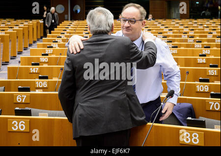 Jean-Claude Juncker, der Präsident der Europäischen Kommission (L) willkommen Mitglied des Europäischen Parlaments (MdEP) Jacek Saryusz-Wolski zu Beginn eine Plenarsitzung in Brüssel am 25.03.2015 Präsident des Europäischen Rates, Donald Tusk und Präsident der Europäischen Kommission Jean-Claude Juncker dem Parlament mit den Schlussfolgerungen des Europäischen Gipfeltreffens des 19. / 20. März 2015 vorgelegt. von Wiktor Dabkowski Stockfoto