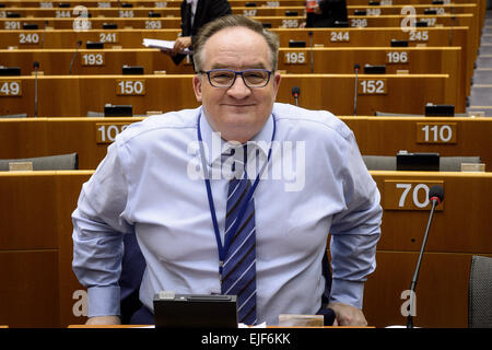 Mitglied des Europäischen Parlaments (MdEP) Jacek Saryusz-Wolski zu Beginn eine Plenarsitzung in Brüssel am 25.03.2015 Präsident des Europäischen Rates, Donald Tusk und Präsident der Europäischen Kommission Jean-Claude Juncker dem Parlament mit den Schlussfolgerungen des Europäischen Gipfeltreffens des 19. / 20. März 2015 vorgelegt. von Wiktor Dabkowski Stockfoto
