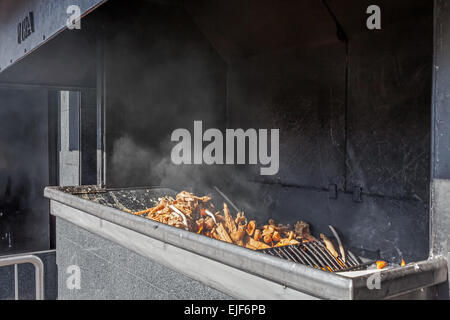 Heiligtum von Fatima, Portugal. Votiv-Kerzen brennen in den Scheiterhaufen als Erfüllung der Gelübde zu unserer lieben Frau. Stockfoto