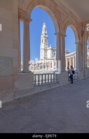 Heiligtum von Fatima, Portugal. Basilika unserer lieben Frau vom Rosenkranz von und durch die Kolonnade zu sehen... Stockfoto