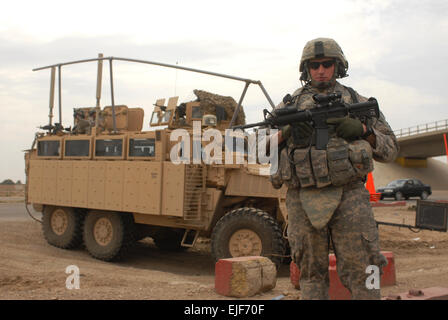 US Army 1st Lt. Andrew Dacey, an der 2. Brigade der 1. US-Infanteriedivision, steht vor einem Hinterhalt-geschützten Fahrzeug in Abu Ghraib, Irak, März 31 befestigt. Stockfoto