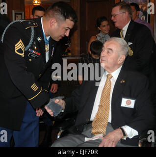 Sgt. 1. Klasse Leroy A. Petry, 75th Ranger Regiment Ehrenmedaille Empfänger trifft sich mit Mitgliedern aus der American Legion Post im New York Athletic Club, Juli 15. Petry erhielt die Ehrenmedaille für seine Tätigkeiten während einer Mission am 26. Mai 2008, als ein Squad-Leader mit Delta Company, 2. Bataillon, 75th Ranger Regiment während der Durchführung einer Mission im ländlichen östlichen Afghanistan mit seiner Einheit, eine qualitativ hochwertige Aufständischen Ziel zu erfassen. Früh in der Mission die Mannschaft kam unter schweren Beschuss und Petry wurde erschossen in beiden Beinen. Trotz seiner Wunden dauerten die Ranger Galant Kämpfe al Stockfoto