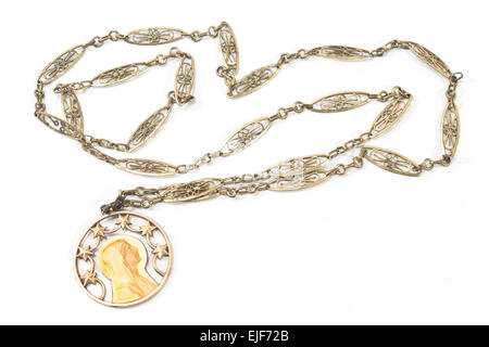Antike Halskette mit Anhänger der Jungfrau Maria isoliert auf weiss Stockfoto