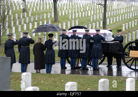 Soldaten des 3. US Infanterie-Regiments der alten Garde darauf vorbereiten, den Sarg von der Medal Of Honor Leonard Keller in seine letzte Ruhestätte in Arlington Staatsangehörig-Kirchhof Abschnitt 60, Montag, 30. November 2009 zu verschieben.          Armee begräbt Vietnam der Medal Of Honor /-news/2009/12/02/31216-army-buries-vietnam-medal-of-honor-recipient/ Stockfoto