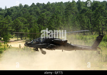 Ein 82. Combat Aviation Brigade AH - 64D Apache bereitet, während eine gemeinsame Operation Zugang Übung landen live-Feuer-Mission, Fort Bragg, N.C., 28. Juni 2013. JOAX ist eine siebentägige integrierte Anstrengung zwischen der 82. US-Luftlandedivision und seinen Partnern Air Force. JOAX synchronisiert die Planung und Durchführung eines groß angelegten gewaltsame Eintrag in ein feindliches Gebiet; sichern ausreichend Bewegungsfreiheit während vor Anti-Zugang und Umgebung-Denial-of-Fähigkeiten unseres Feindes. Diese einheitliche Ausbildung vereint zwei Infantry Brigade Combat Teams, sechs Luftwaffe Flügel, Trägerelemente aus Feuer und Luftfahrt B Stockfoto