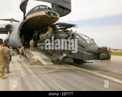 Soldaten aus 12. Combat Aviation Brigade, aus Ansbach, Deutschland entlasten einen AH-64 Apache Hubschrauber von einer C5-Galaxy-Frachtflugzeugen in Mazar-e Sharif, Afghanistan am 28. April 2012.  Die Brigade ist für Afghanistans Regional Command North Operation Enduring Freedom bereitstellen.  Generalmajor John C. Crotzer veröffentlicht Stockfoto