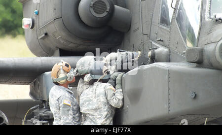 US-Soldaten mit 2-159 Angriff Reconnaissance Battalion, 12. Combat Aviation Brigade, tanken ein AH - 64D Apache Longbow Hubschrauber 31. Juli 2013, an die lokalen Truppenübungsplatz Oberdachstetten forward Bewaffnung und Betankung Pad. Diese Erdöl-Versorgung-Spezialisten einrichten ihrer M978 HEMTT Kraftstofftanker praktiziert und Bereich für Flugzeuge betanken Operationen vorbereitet. US-Armee Fotos von Luis Viegas, Training Support Center Ansbach Stockfoto