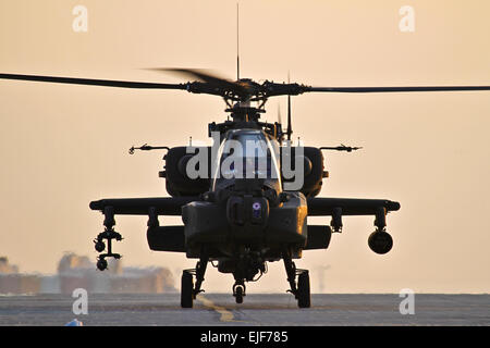 Ein US-Armee AH-64 Apache Kampfhubschrauber bereitet sich auf Bagram Air Field, Afghanistan, 7. Januar 2012 fahren.  Der Apache führt verteilte Operationen, präzise Schläge gegen verschiebbarer Ziele und bietet bewaffnete Aufklärung bei Tag, Nacht, verdeckt Schlachtfeld und widrigen Wetterbedingungen erforderlich Stockfoto