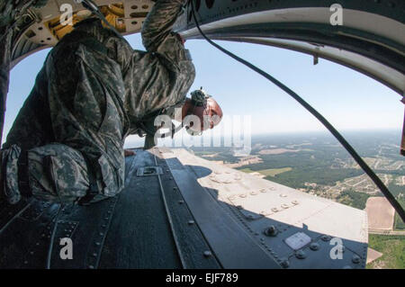 Sgt. 1. Klasse Garrett Williams, ein Heli mit der 1. Brigade Combat Team, 82nd Airborne Division, sucht visuelle Hinweise, die darauf hinweisen, seine Chinook-Hubschrauber nähert sich die Drop-Zone am 15. Mai in Fort Bragg, N.C. der Sprung war Teil des Yudh Abhyas, eine jährliche bilaterale training Übung zwischen der indischen Armee und der United States Army Pacific, Gastgeber in diesem Jahr durch die übergeordnete Organisation der Division , das XVIII Airborne Corps.  Sgt. Michael J. MacLeod Stockfoto