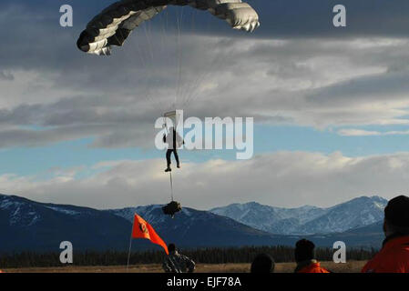 Eine Alaska Air National Guard Pararescueman von der 212th Rescue Squadron nähert sich den Boden nach dem Sprung aus einem Flugzeug über Donnelly Trainingsbereich, Okt. 30. Die PJ ist Teil der gemeinsamen Task Force-Alaska, statt Alaska National Guard, U.S. Army Alaska, kanadischen Joint Operations Command, Arktis Such- und Rettungs-Übung hier und auf der gemeinsamen Basis Elmendorf-Richardson. Kanadische und US-Search and Rescue Vermögenswerte sprang in die simulierte Absturzstelle und begann sofort stabilisierende und die Behandlung um die Verwundeten bis Unterstützung zur Verfügung, die Verwundeten zu einer medizinischen Behandlung f zu transportieren Stockfoto