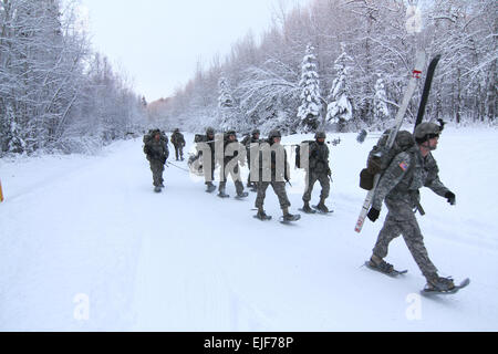 #USArmy Soldaten zugewiesen 1st Stryker Brigade Combat Team, 25. Infanterie-Division, konkurrieren im Betrieb Bobcat Eis, das Gerät Bewertung der Soldaten vor der bevorstehenden US-Armee Alaska Winterspiele. Die Soldaten schossen fünf Runden auf Ziele und beendete mit einer Abfahrt Birke Hügel Fort Wainwright ein Akhiio hochgezogen, ski, 5. Dezember 2014.  US Armee-Foto Stockfoto