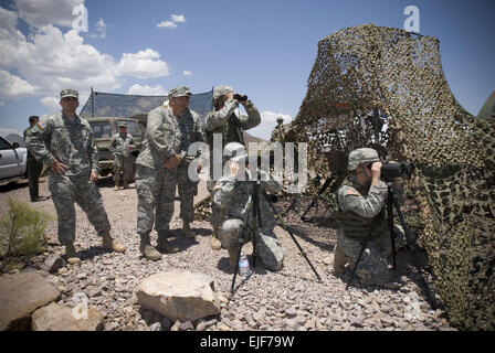 US Air Force Generalmajor H. Michael Edwards, Generaladjutant des Colorado, besucht US-Soldaten der Armee an den Eintrag Identifikation Team angeschlossen, die die U.S./Mexico Grenze in Naco, ARIZ, zur Unterstützung der Operation Jump Start 28. Juni 2007 überwachen.  Master Sergeant John Nimmo, Sr. veröffentlicht Stockfoto