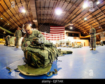 Staff Sgt Aaron Butler, die Armee-Reserve-NCO des Jahres packt seine Ausrüstung während der PCC/PCI in der Abteilung der Armee besten Krieger Wettbewerb in Fort Lee (Virginia) auf Dienstag, 29. September 2009. Stockfoto