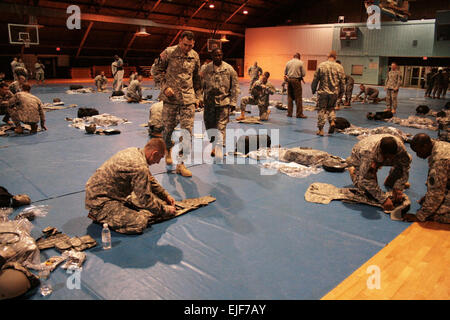 US Army Konkurrenten organisieren ihre Ausrüstung während der beste Krieger Wettbewerb auf Fort-Schutze, VA., 29. September., 2009.  SPC. Bao Huynh US Armee besten Krieger Wettbewerb /bestwarrior/2009 / Stockfoto