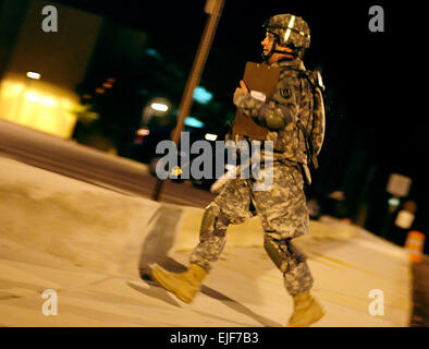 SPC. Shiloh Becher macht seinen Weg über Post während der Nacht Urban Warfighting OL-Kurs an der Abteilung der Armee besten Krieger Wettbewerb in Fort Lee (Virginia) auf Mittwoch, 30. September 2009. Becher ist der 2009-Armee-Reserve-Soldat des Jahres. Timothy L. Hale/Army Reserve Public Affairs Stockfoto