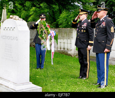 Der 57. Superintendent der U.S. Military Academy, Generalleutnant Buster Hagenbeck und Command Sergeant Major Anthony Mahoney, West Point senior Unteroffizier, Rendern einen Hand-Gruß nach der Platzierung eines Kranzes am Grab von General William S. Westmoreland, ehemaliger Stabschef der Armee und Westpunkt Superintendent von 1960-1963, 14. Juni 2010. Die Verlegung Kranzniederlegung war ein Teil von West Point 235. Armee Geburtstagsfeier. : Tommy Gilligan.   235. Geburtstag der US-Armee 235 / Stockfoto