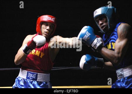 PFC. Cooper Johnson, links, Welt-Klasse-Sportler-Programm Fort Carson, Colorado, stellt sich gegen SGT Toribio Ramirez, Fort Leonard Wood, Mo., für die leichte Krone 9 April, bei Barnes Field House. Trotz geklopft werden auf die Leinwand früh im Kampf, kam Johnson zurück, um seinen Gegner 33-13 outpoint.         Armee-Boxer nehmen Streitkräfte Wettbewerb /-news/2010/04/13/37240-army-boxers-will-take-experience-to-armed-forces-competition/index.html Erfahrung Stockfoto