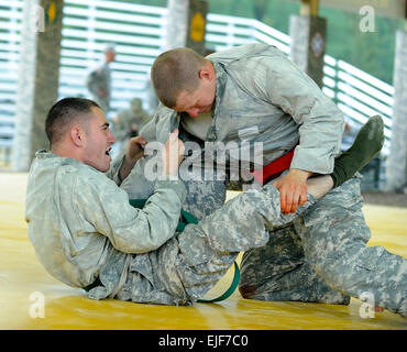 SPC. Shiloh Becher, US Army Reserve Command, Top, ruft Position auf Spc. James Holmes, US Army Forces-Korea, während die Armee Combatives Turnier an der Abteilung der Armee besten Krieger Wettbewerb in Fort Lee (Virginia) auf Freitag, 2. Oktober 2009.   Timothy L. Hale/Army Reserve Public Affairs US Armee besten Krieger Wettbewerb /bestwarrior/2009 / Stockfoto