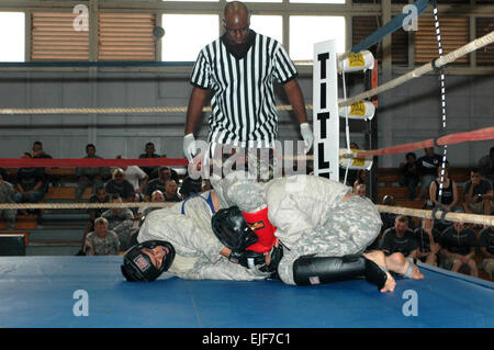 Soldaten zu konkurrieren in einem Meisterschaftsspiel unter den wachsamen Augen der Schiedsrichter während des 25. bekämpfen Aviaiton Brigaden moderne Armee Combatives Turniers im Wheeler Army Airfield körperliche Fitness-Center, Wheeler Army Airfield, Jan. 14-15 Stockfoto