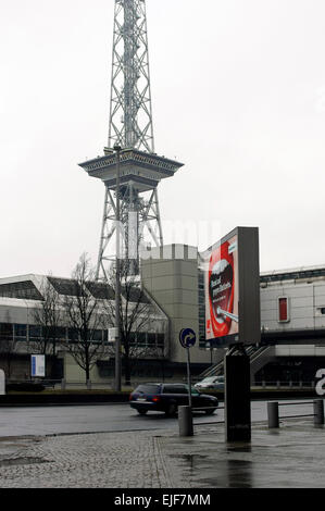 Straße am Berliner Funkturm Stockfoto