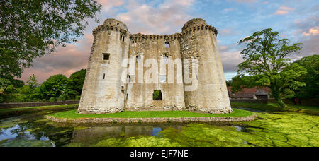 Nunney mittelalterlichen Grabenlöffel Burg, Nunney, Somerset, England Stockfoto