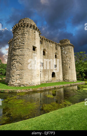 Nunney mittelalterlichen Grabenlöffel Burg, Nunney, Somerset, England Stockfoto