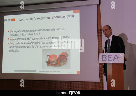 Paris, Frankreich. 25. März 2015. Remi Jouty, Generaldirektor der französischen Bureau der Untersuchung und Analyse für Civil Aviation Safety (BEA) spricht auf einer Pressekonferenz in Paris, Frankreich, 25. März 2015. Die französischen Luftfahrt-Sicherheit-Organisation gelungen, nützliche Daten aus beschädigten Blackbox abgerufen aus dem abgestürzten Germanwings Airbus A320, die am Dienstag stürzte extrahieren, sagte ein hochrangiger Beamter am Mittwoch. © Zhang Xuefei/Xinhua/Alamy Live-Nachrichten Stockfoto