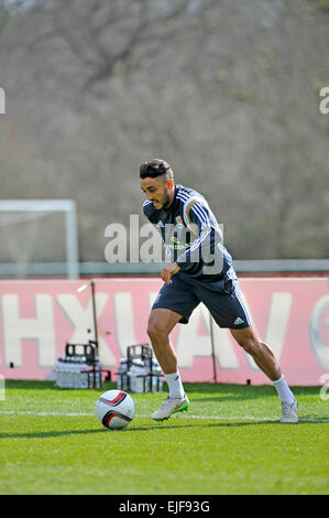 Cardiff, Wales, UK. 25. März 2015. Neil Taylor in Aktion während Wales Fußball Teamtraining im Vale Hotel and Resort in Cardiff heute vor diesem Wochenende Spiel gegen Israel. Bildnachweis: Phil Rees/Alamy Live-Nachrichten Stockfoto