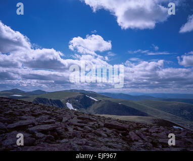 Coire ein t-Sneachda Stob Coire ein t-Sneachda und Cairn man vom Gipfel des Cairn Gorm Schottland Stockfoto