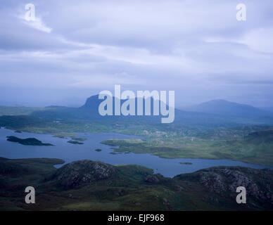 Suilven Quinag und Loch Sionascaig an einem bewölkten nebligen Tag von Stac Pollaidh Inverpolly National Nature Reserve Assynt Schottland Stockfoto