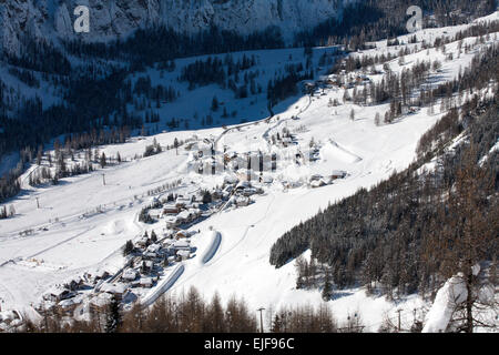 Das Dorf Colfsco im Tal unterhalb der Selle GruppeThe Alta Badia-Dolomiten-Italien Stockfoto