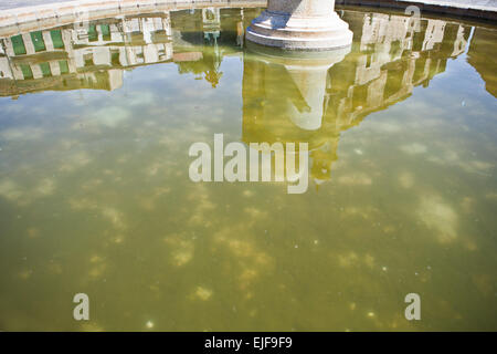 Trujillo Hauptplatz reflektiert auf dem Brunnen, Spanien Stockfoto
