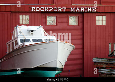 Ein Boot ist vorbereitet für den Winter bei Rockport Marine-Werft in Rockport, Maine. Stockfoto