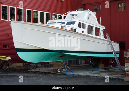 Ein Boot ist vorbereitet für den Winter bei Rockport Marine-Werft in Rockport, Maine. Stockfoto