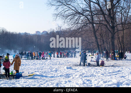 UFA/BASCHKORTOSTAN Russland 7. März 2015 - die russische Öffentlichkeit genießen individuelle Schaschlik Grillen im Winterschnee o Stockfoto