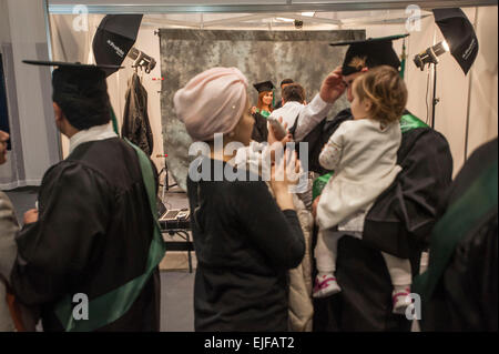 Warteschlangen für ihre Abschlussfeier Snap Saudi-arabischen Staatsbürger an das Saudi-arabische kulturelle Büro veranstaltet 5. Graduierung Zeremonie & Karriere Messe 22. März 2015, Excel Centre London. Alle haben an der University in Großbritannien und suchen nun nach Saudi Arabien für Arbeit zurück. Stockfoto