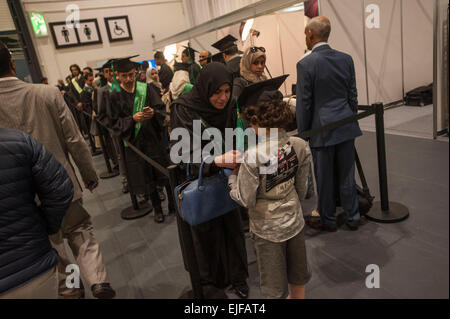 Warteschlangen für ihre Abschlussfeier Snap Saudi-arabischen Staatsbürger an das Saudi-arabische kulturelle Büro veranstaltet 5. Graduierung Zeremonie & Karriere Messe 22. März 2015, Excel Centre London. Alle haben an der University in Großbritannien und suchen nun nach Saudi Arabien für Arbeit zurück. Stockfoto