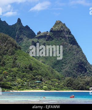 Schnorchler und Kajakfahrer in der Nähe von Mt. Makana, genannt Bali Hai in Haena, Kauai Stockfoto