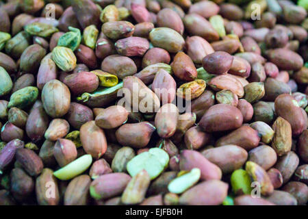 Ein Haufen von Redskin Erdnüsse an einem Marktstand für Obst und Gemüse Stockfoto