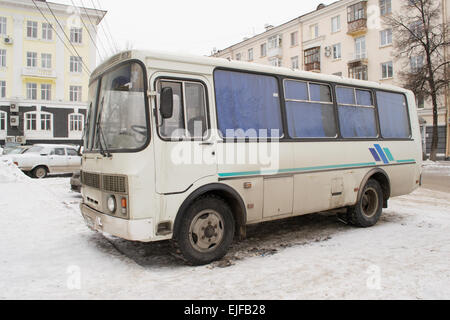 UFA/BASHKORTOSAN - Russland 15. Februar 2015 - A russische bus wartet auf seine Reise und den Transport der Passagiere zu beginnen Stockfoto