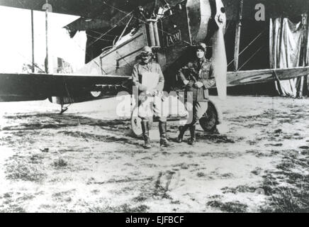 FERDINAND WEST VC (1896-1988) auf der rechten Seite als Kapitän in Nr. 8 Squadron RAF mit seinem ObserverLiutenant John Haslam in Frankreich im Jahre 1918 Stockfoto