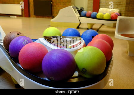 Bowling-Kugeln in den Ball zurück auf der Bowlingbahn. Stockfoto