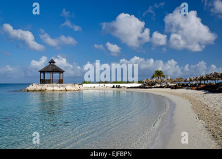 Klaren, warmen Wasser, blauer Himmel und ein Strand-Pavillon. Stockfoto