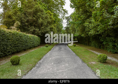 Einfahrt zum Schloss Sobrellano in der Stadt von Comillas, Kantabrien, Spanien Stockfoto