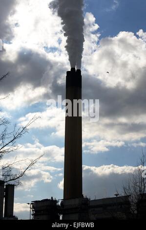 Schornstein wegtreiben Rauch als Kohle verbrennt bei Eggington Powerstation in Yorkshire Stockfoto