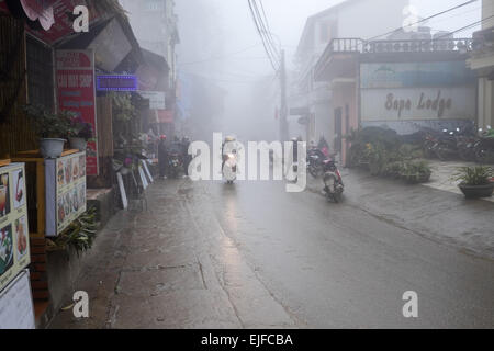 Szene aus einem nebligen Tag in Sapa. Sapa ist berühmt für seine zerklüftete Landschaft und seiner kulturellen Vielfalt. Stockfoto