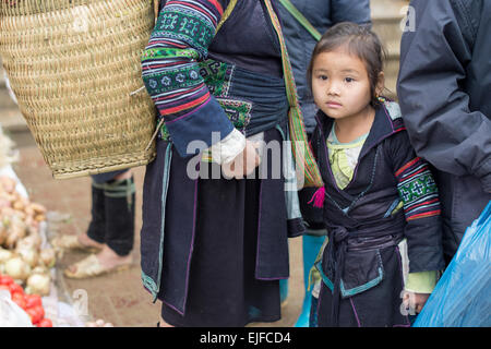 Hmong Mädchen auf einem Markt in Sapa, Vietnam Stockfoto