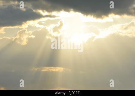 Die Strahlen der Sonne durch die Cloud. Stockfoto