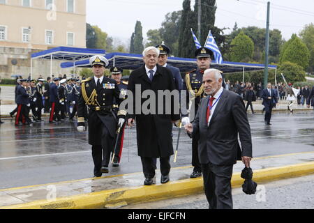 Athen, Griechenland. 25. März 2015. Der Präsident von Griechenland, Prokopis Pavlopoulos (Mitte), geht auf griechische Kriegsveteranen, um sie zu begrüßen. Eine militärische Parade fand in Athen trotz starken Regens, der 194. griechischen Unabhängigkeitstag zu feiern. Der Tag feiert den Beginn des griechischen Unabhängigkeitskrieges 1821 die Unabhängigkeit Griechenlands vom Osmanischen Reich führen. © Michael Debets/Pacific Press/Alamy Live-Nachrichten Stockfoto